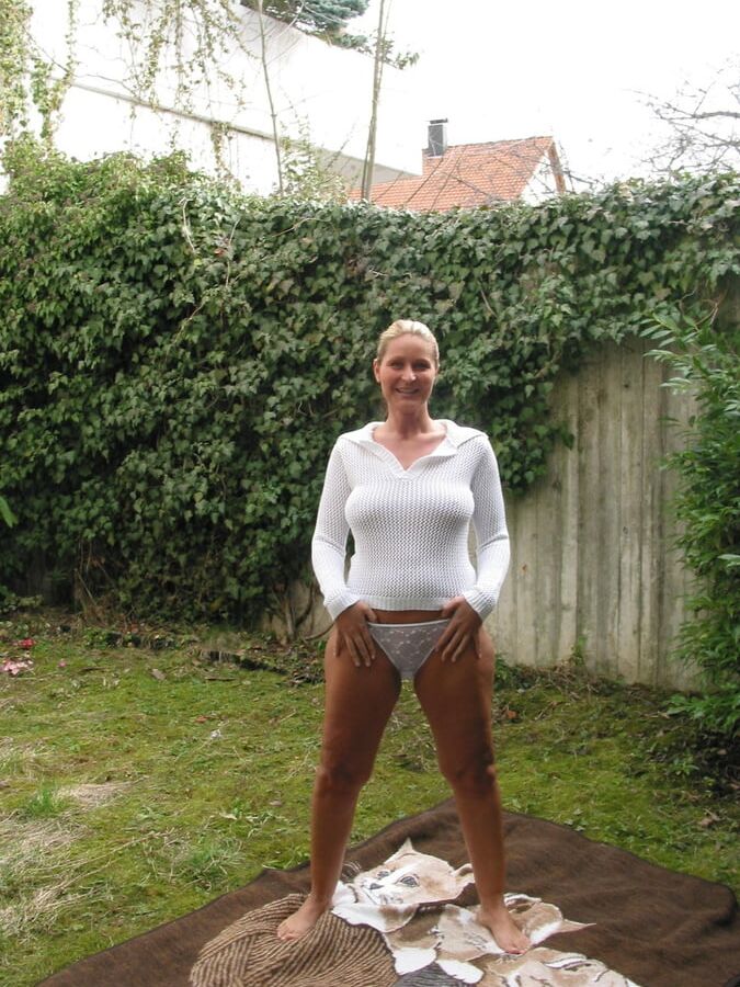 BACKYARD MILF