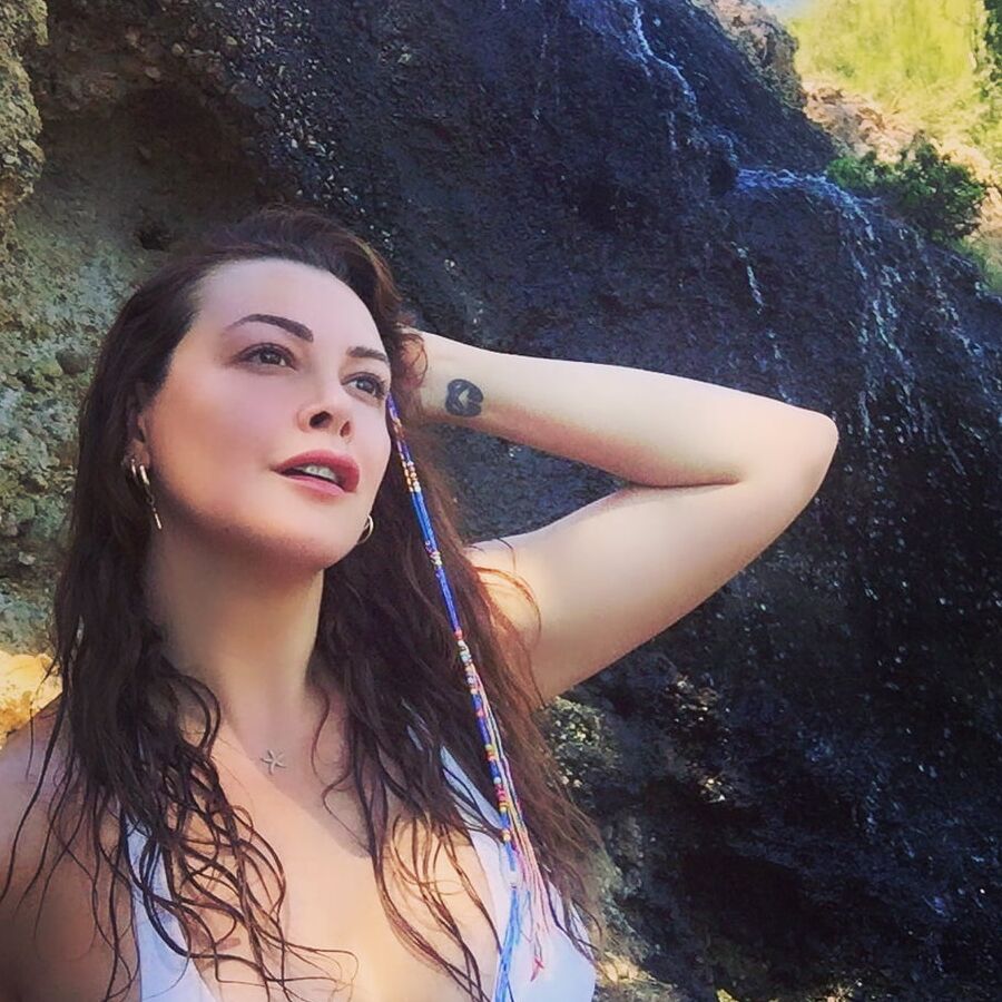 Sexy Turkish actress Aycin inci