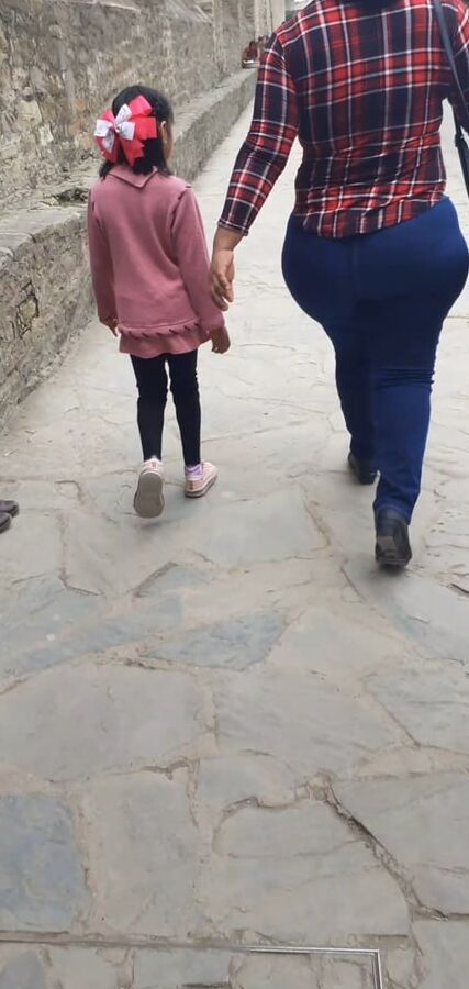 Culona caminando