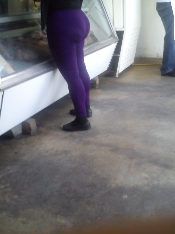 Madurita marcando calzon en leggins morados