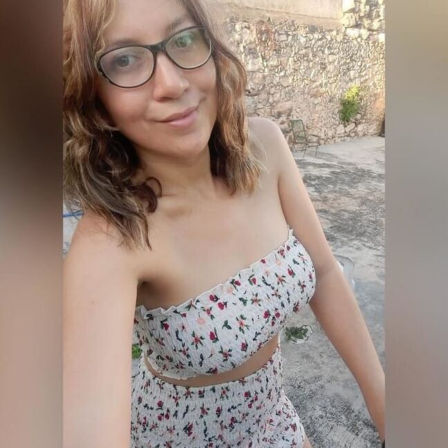 hot pregnant mom in bikini linda milf embarazada en la playa