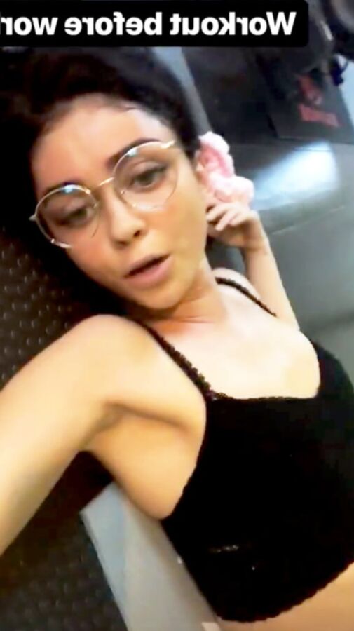 Sarah Hyland Armpits