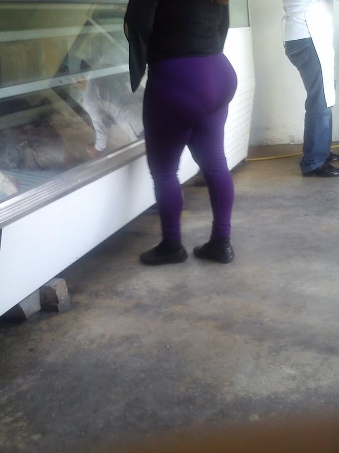 Madurita marcando calzon en leggins morados
