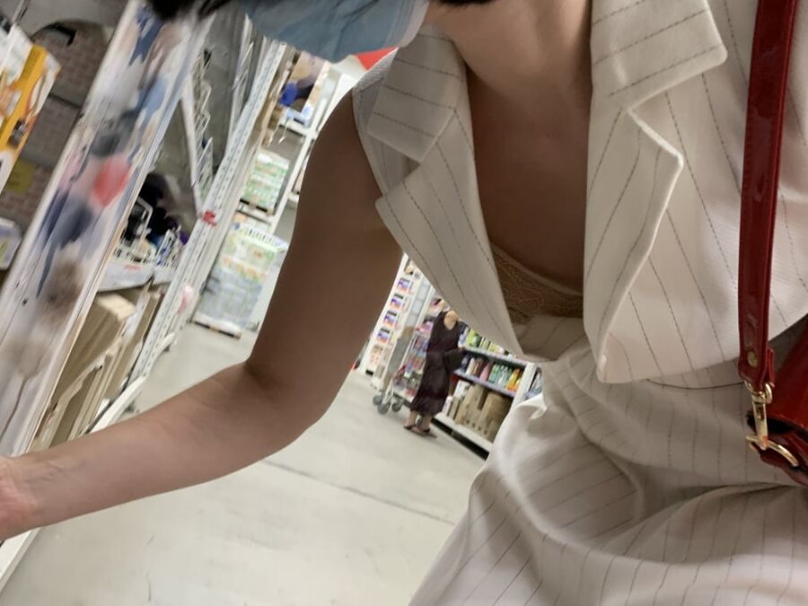 Mature in mall. Upskirt