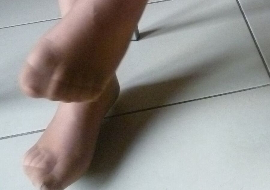 ses pieds en dim up brillants