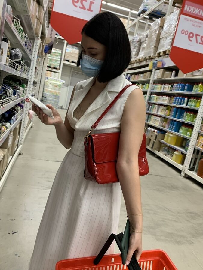Mature in mall. Upskirt