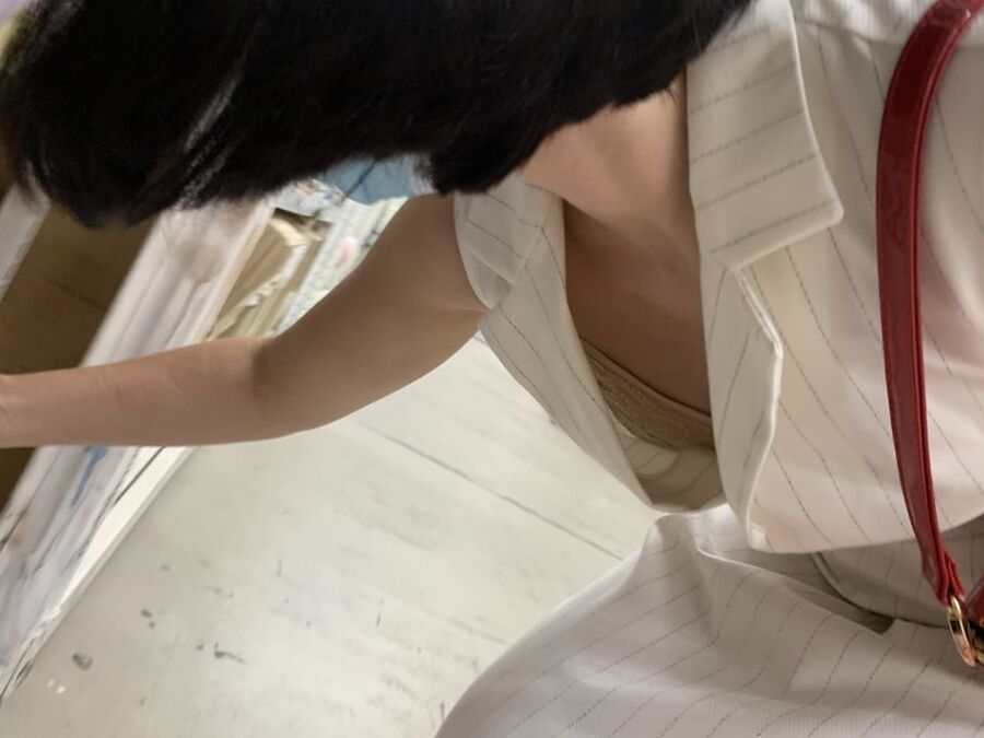 Mature in mall. Upskirt