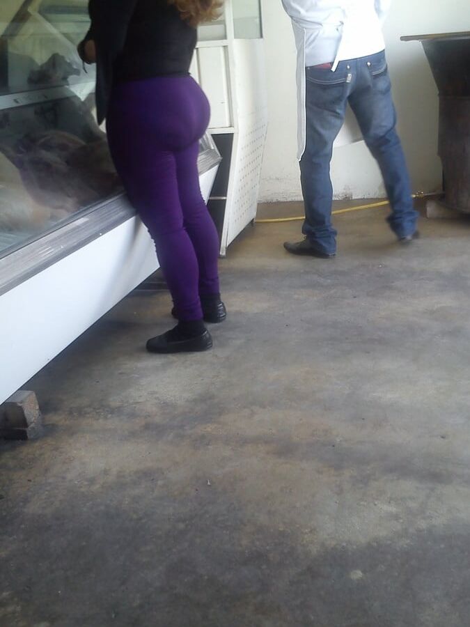 Madurita marcando calzon en leggins morados