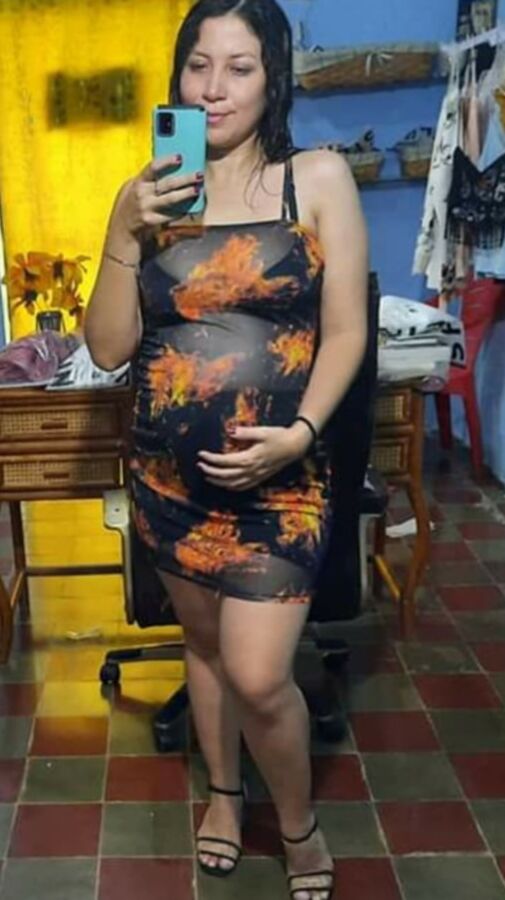 hot pregnant mom in bikini linda milf embarazada en la playa