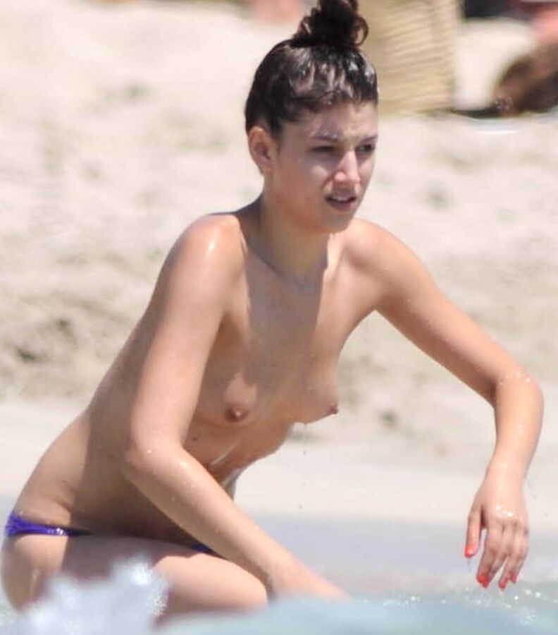 Ursula Corbero topless