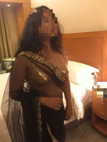 Sexy desi bhabhi hot saree