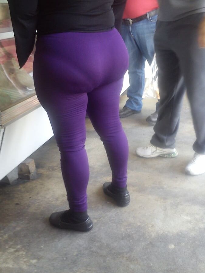 Madurita marcando calzon en leggins morados