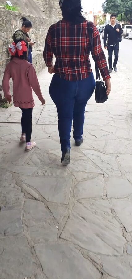 Culona caminando