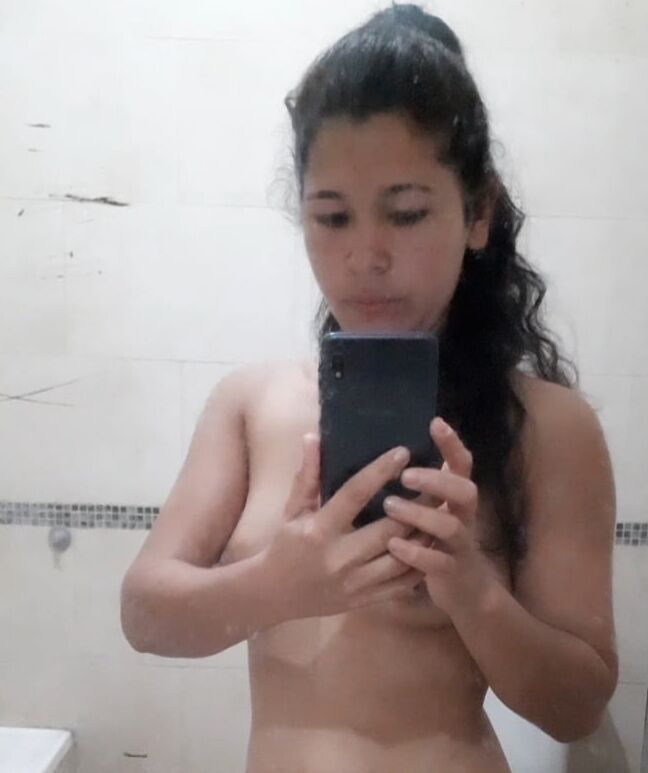 La conchuda de mi sumisa sigue mostrando su bigote