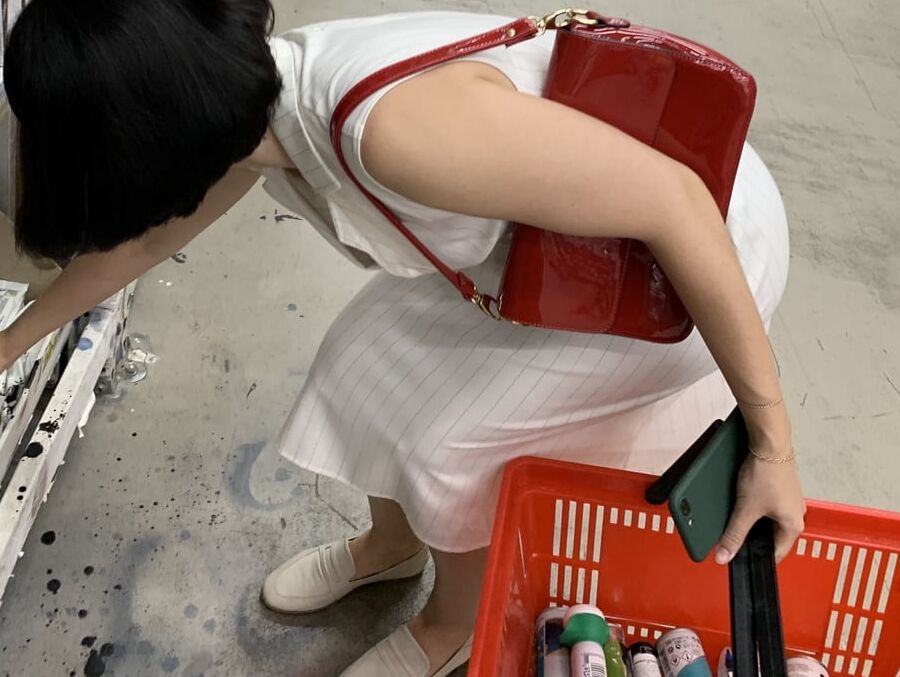 Mature in mall. Upskirt