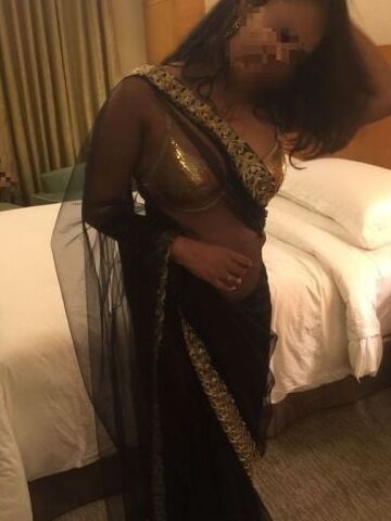 Sexy desi bhabhi hot saree