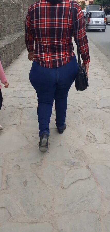 Culona caminando