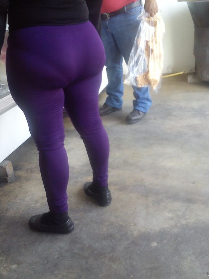 Madurita marcando calzon en leggins morados