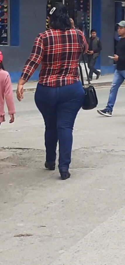 Culona caminando