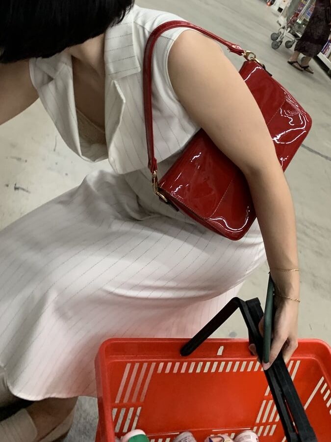 Mature in mall. Upskirt