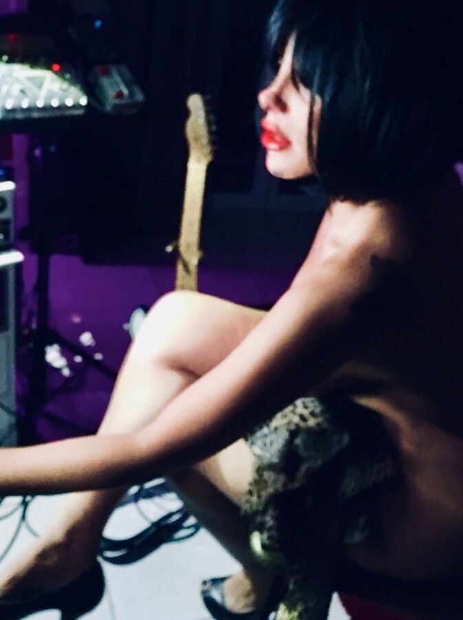 brune exhibe
