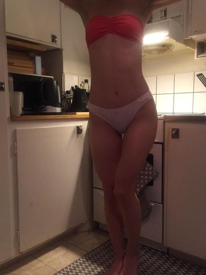 Hot blonde showing her ass in the kitchen