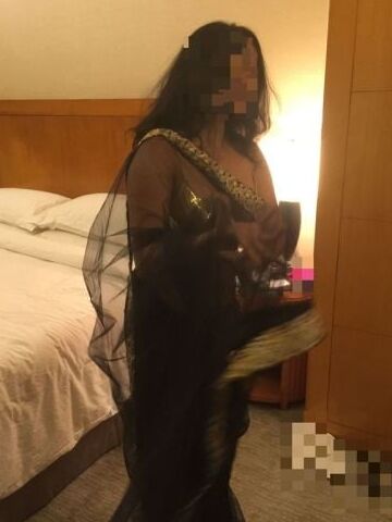 Sexy desi bhabhi hot saree