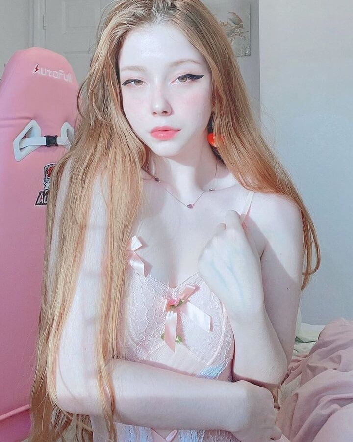 white teen with innocent face and a very hot body +surprise