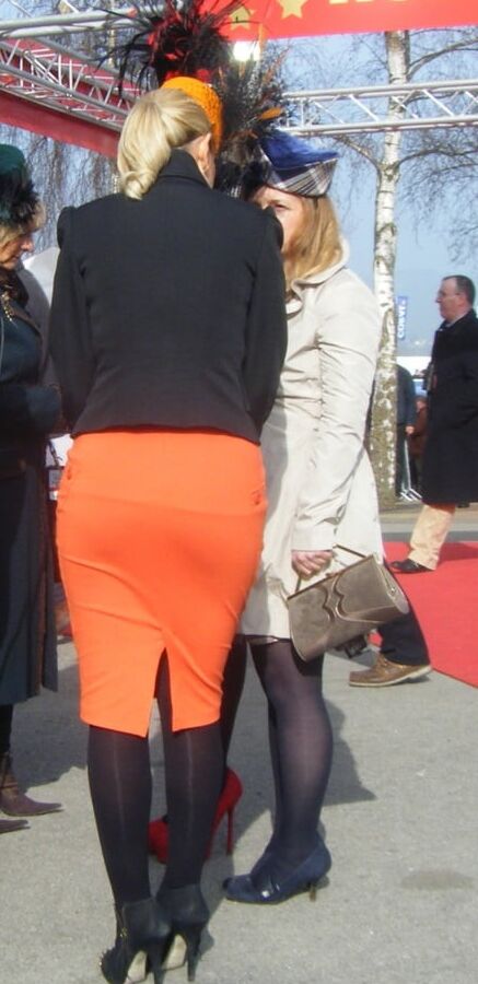 Street Pantyhose - UK Trash at the Races