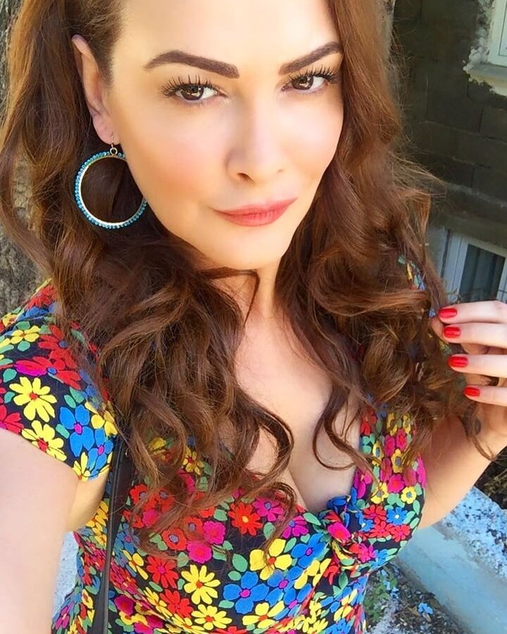 Sexy Turkish actress Aycin inci