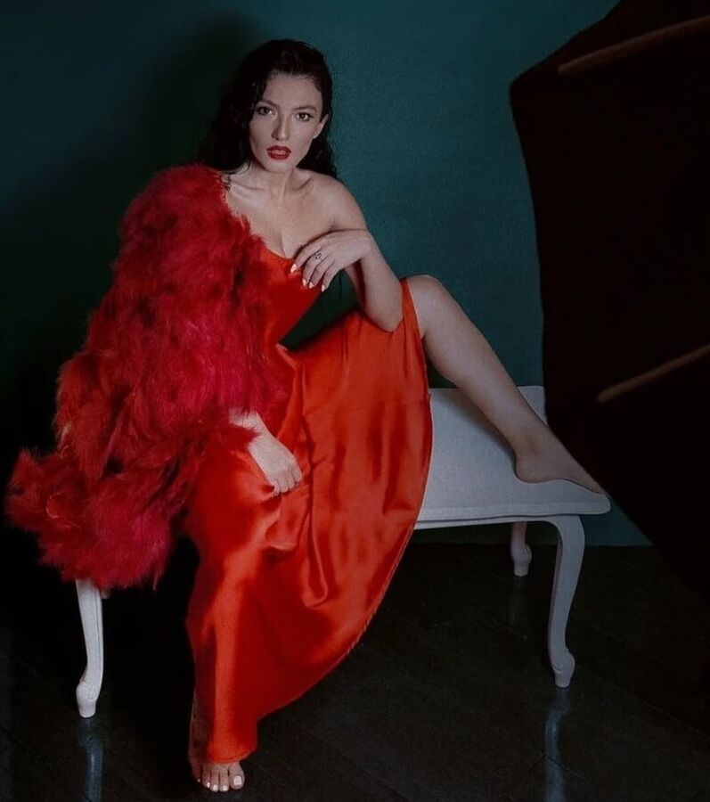 Sexy prostitute singer