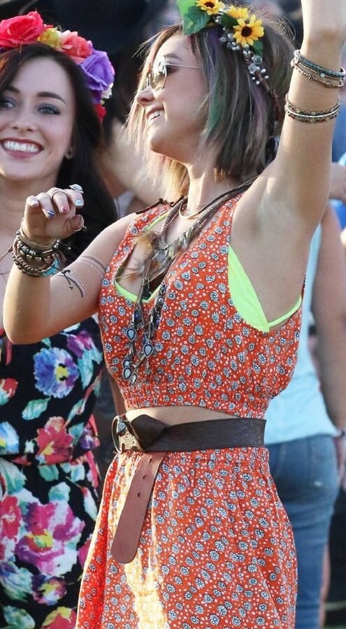 Sarah Hyland Armpits