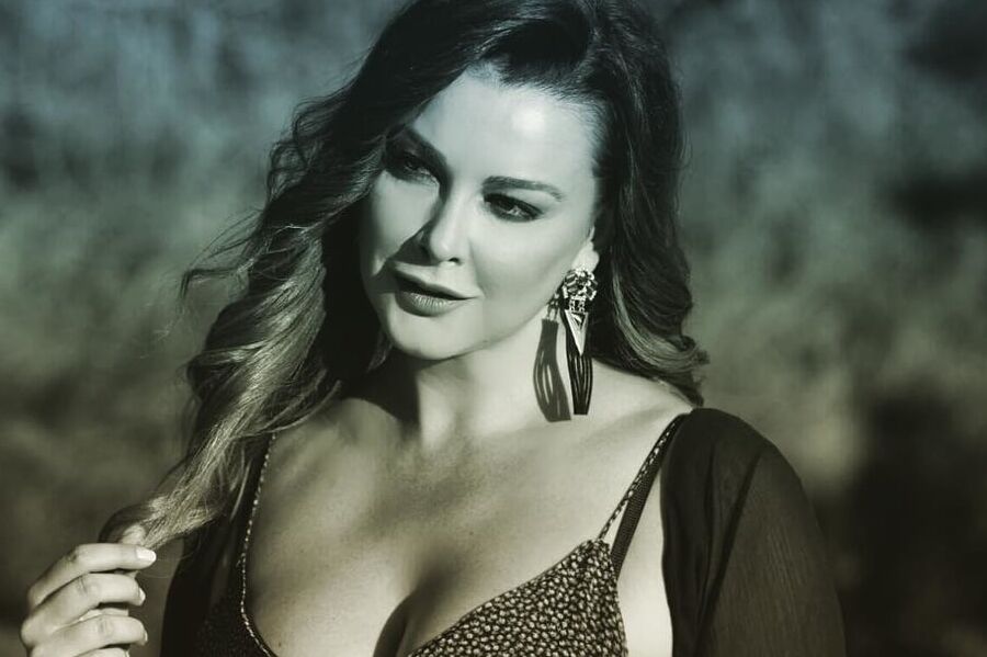 Sexy Turkish actress Aycin inci
