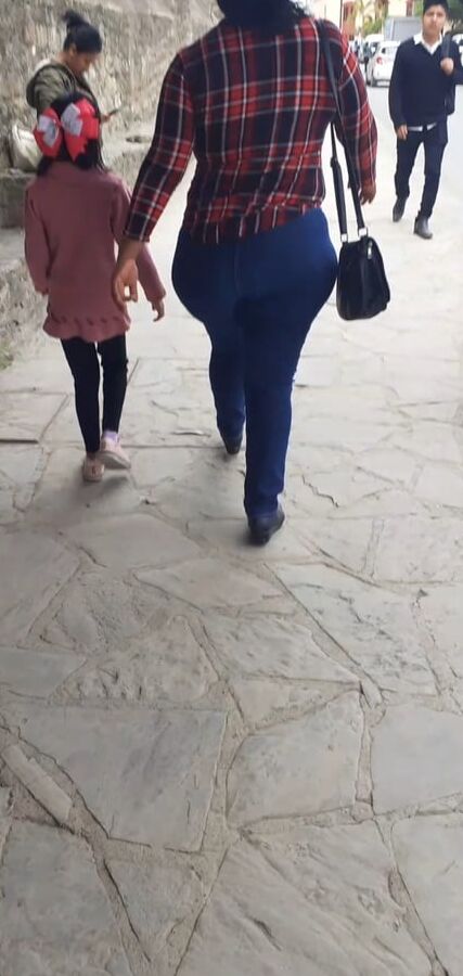 Culona caminando
