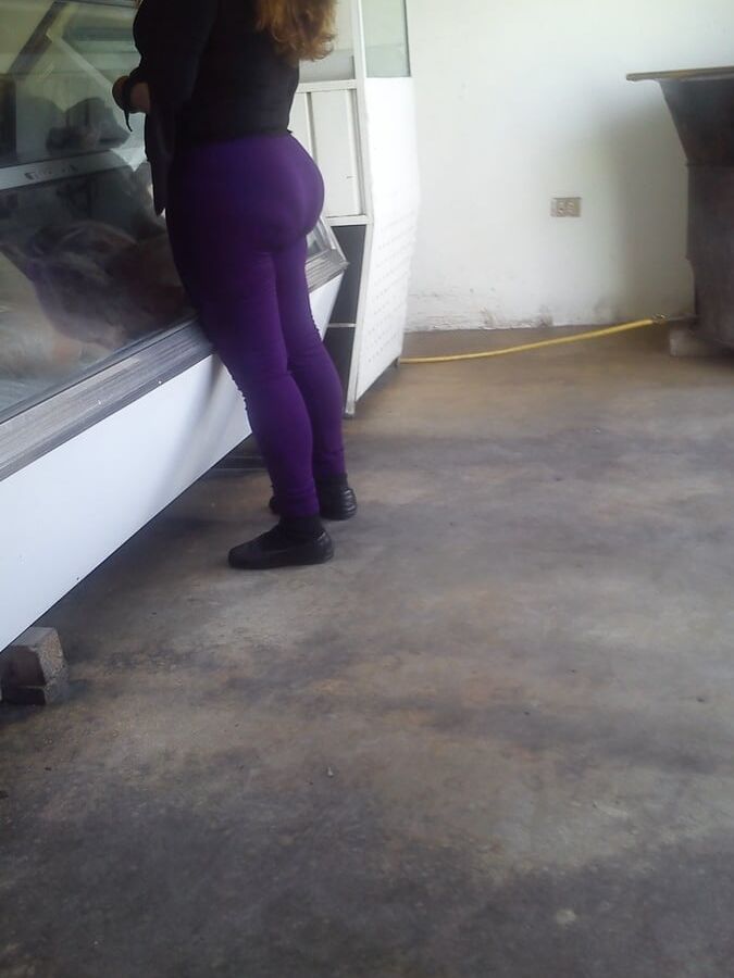 Madurita marcando calzon en leggins morados