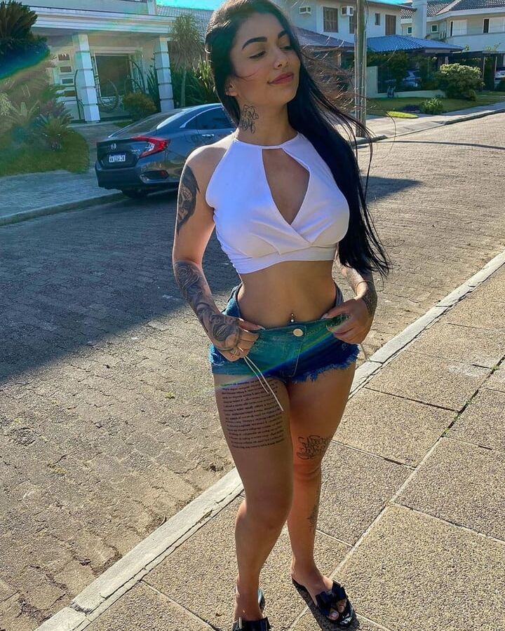 putinha do rabo tatuado
