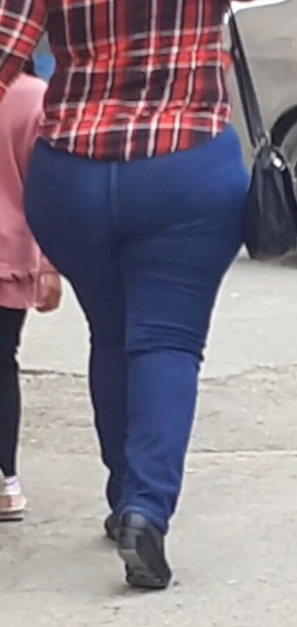 Culona caminando
