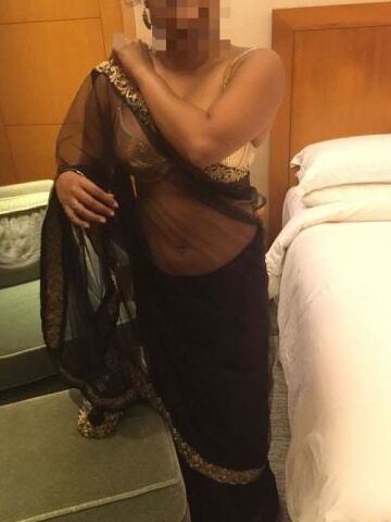 Sexy desi bhabhi hot saree