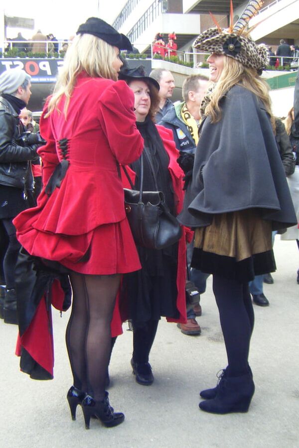 Street Pantyhose - UK Trash at the Races