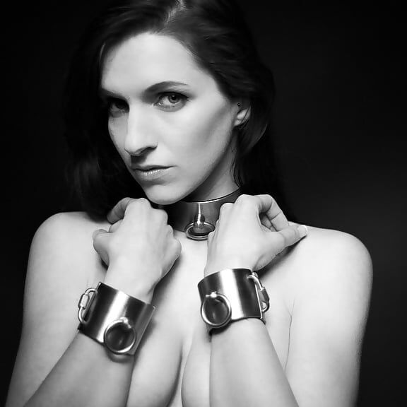 Frauen mit Halsband (Collar)