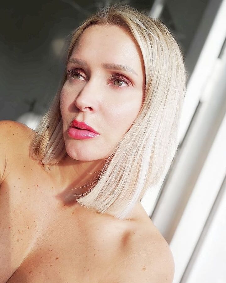 Tatiana Laurens Delarue - Une bimbo francaise
