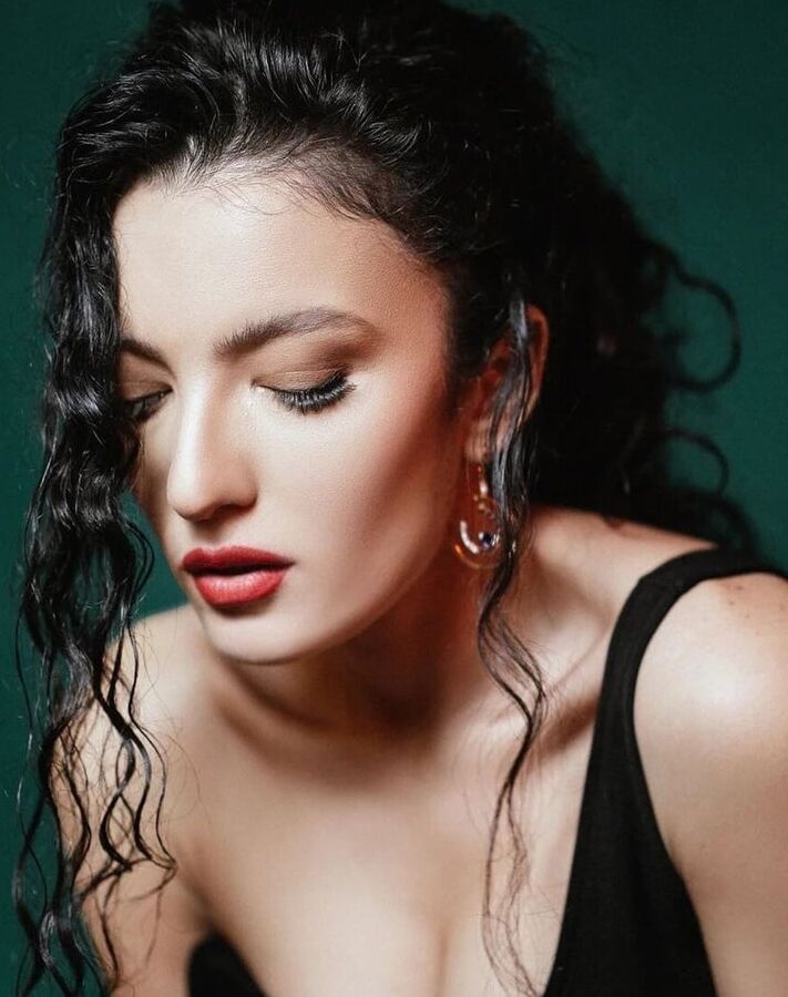 Sexy prostitute singer