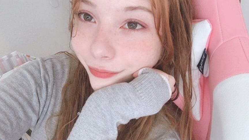 white teen with innocent face and a very hot body +surprise