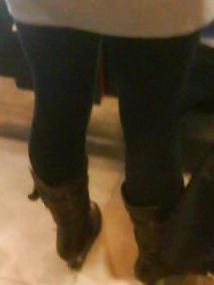 Madurita marcando calzon en leggins morados