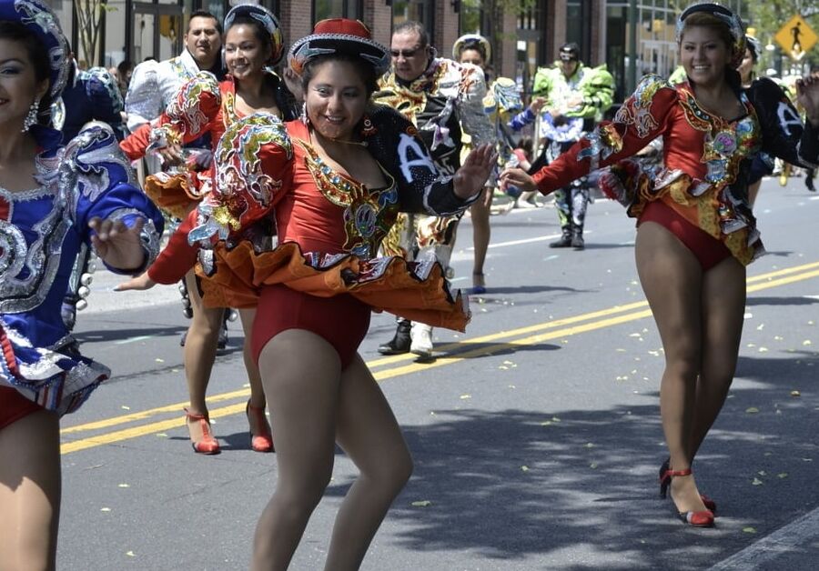 caporales in pantyhose