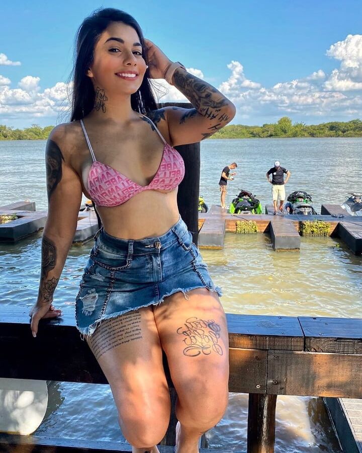 putinha do rabo tatuado