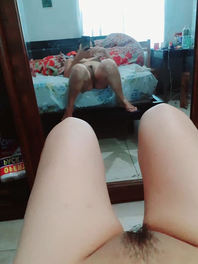 La conchuda de mi sumisa sigue mostrando su bigote