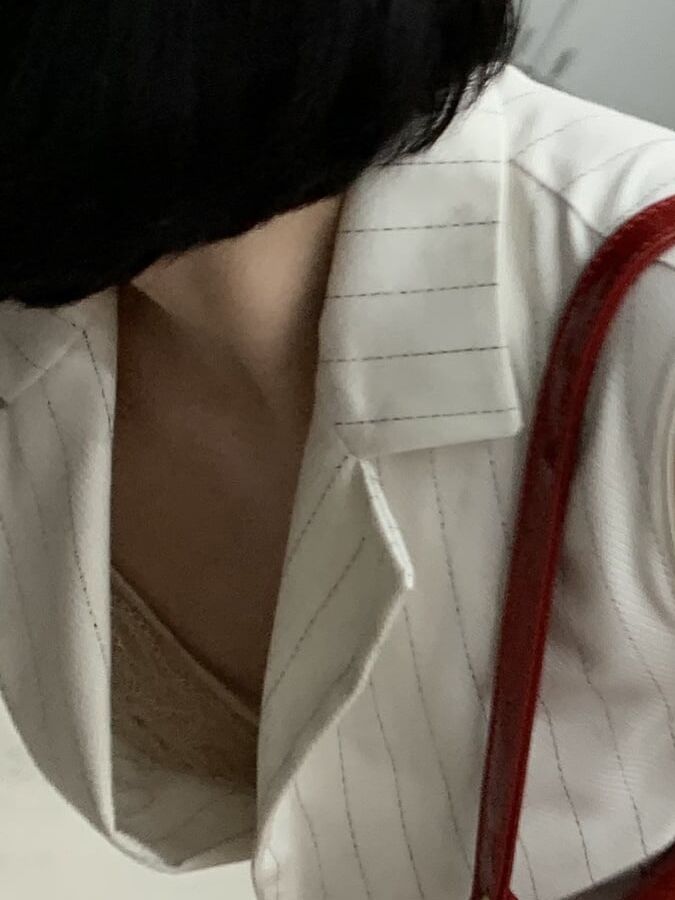 Mature in mall. Upskirt