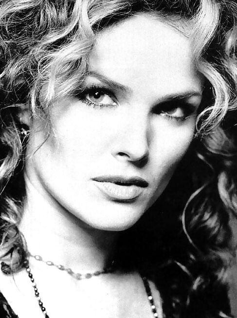 Dina Meyer