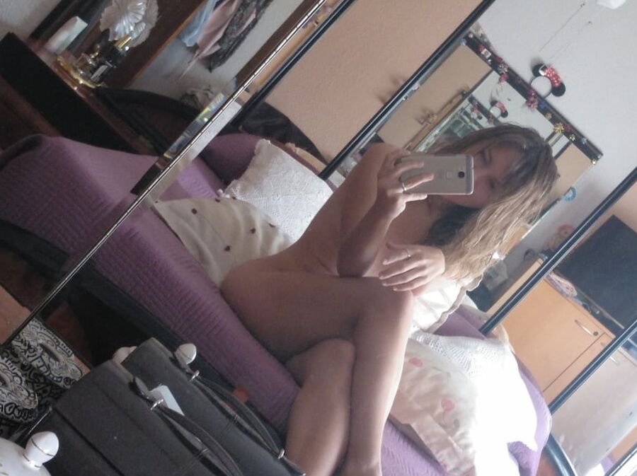 Amateur sexy babe mirror